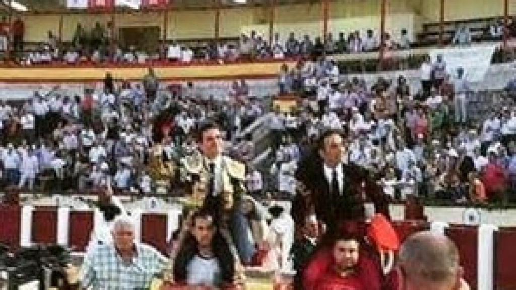 Joselillo saliendo a hombros en el coso de Valladolid junto a El Cid en 2016