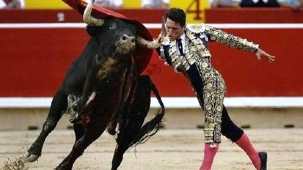 Joselillo en un pase de pecho ante un impresionante toro