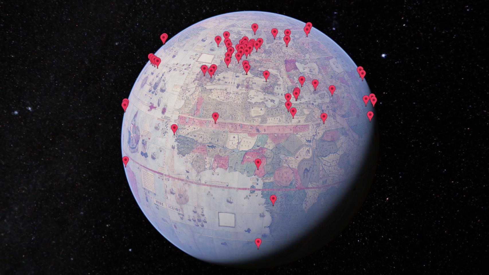 Globo terráqueo con el mapa de Rumsey sobre él.