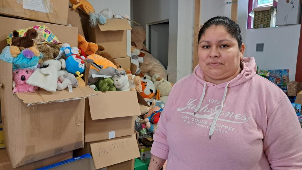 Erika León en el almacén de 'Ningún niño sin sonrisa'.
