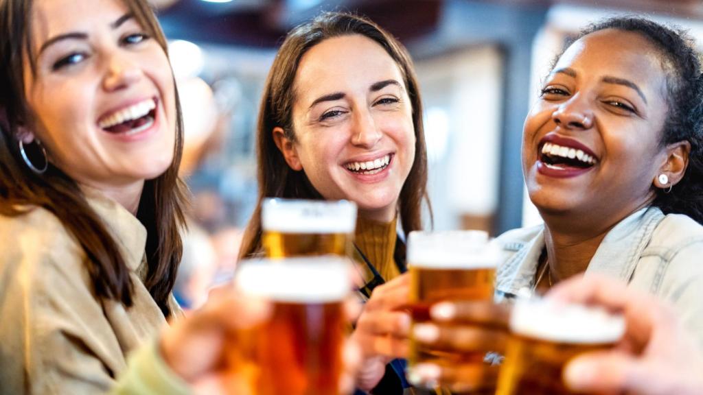 Mujeres disfrutando del 6 de enero en Irlanda.