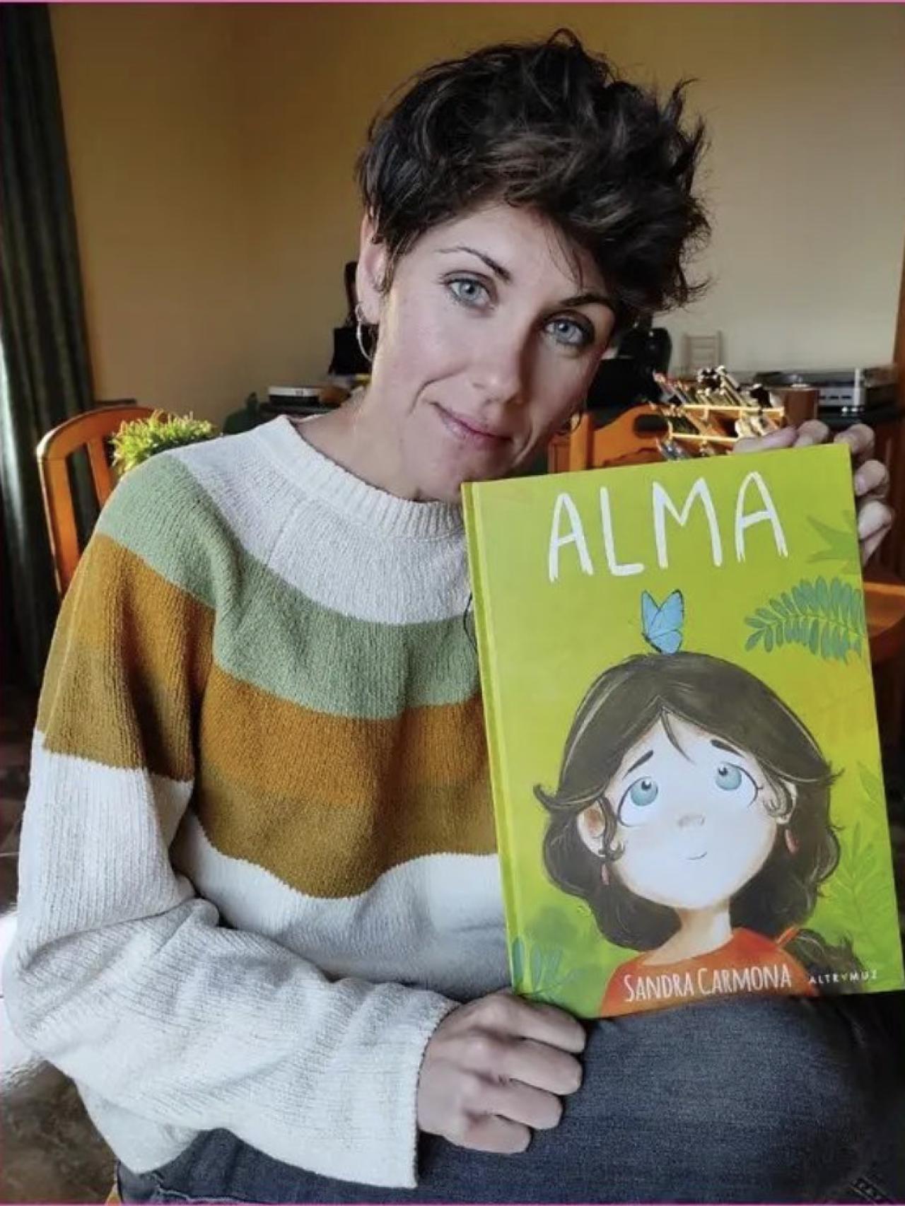 Sandra Carmona posando junto a su libro 'Alma'