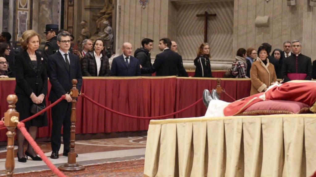 Celaá, a la derecha y con un abrigo de piel vuelta, acompañando en la visita a la capilla ardiente.