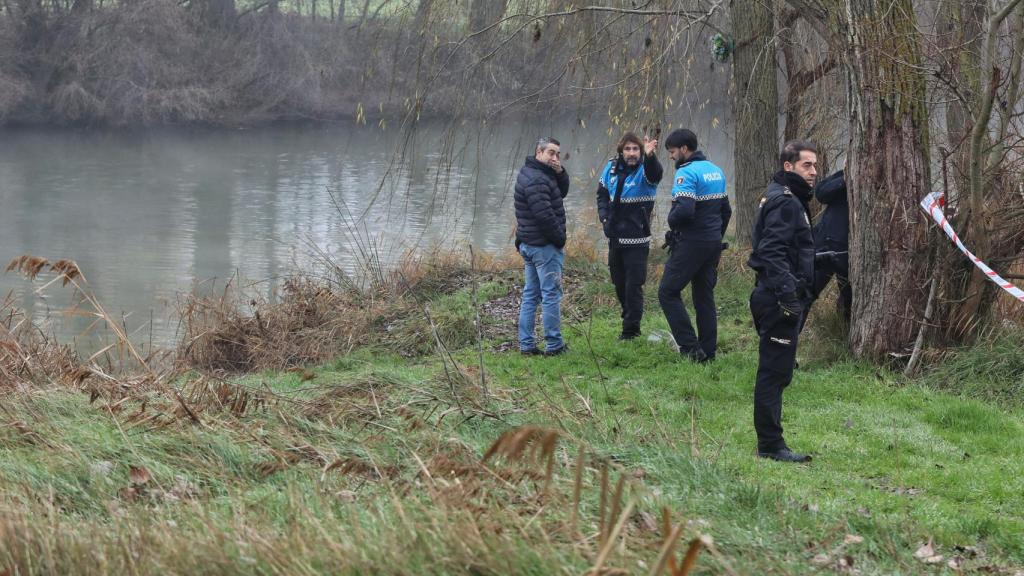 La Policía Nacional trabaja para rescatar un vehículo hundido