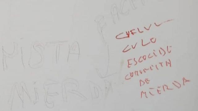 Pintadas homófobas contra un concejal de Casares.