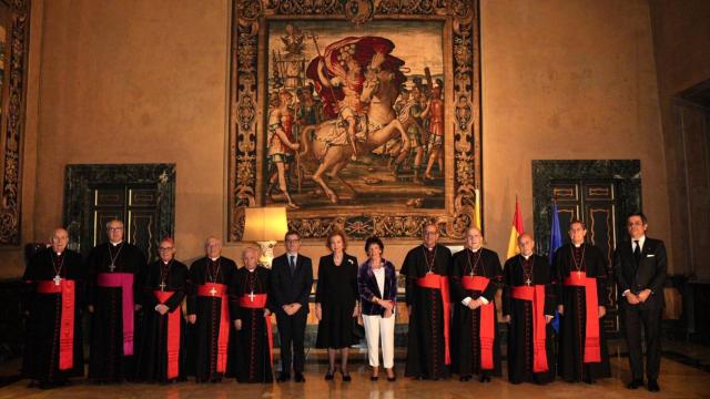 Isabel Celaá, de blanco y morado, en representación de España.
