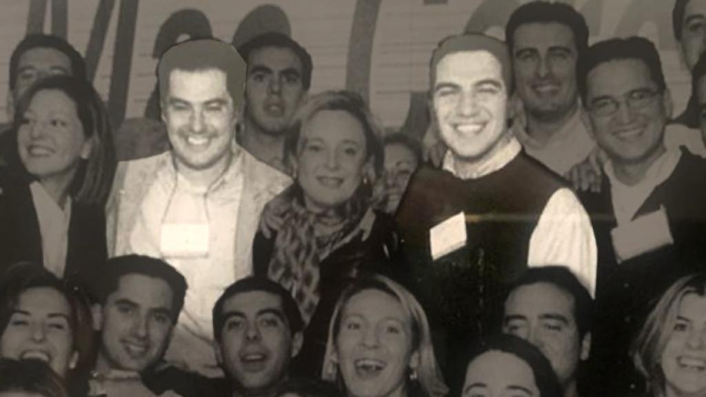 Juan Manuel Moreno y Elías Bendodo (en el centro) en una imagen de 1997, con otros miembros de Nuevas Generaciones.