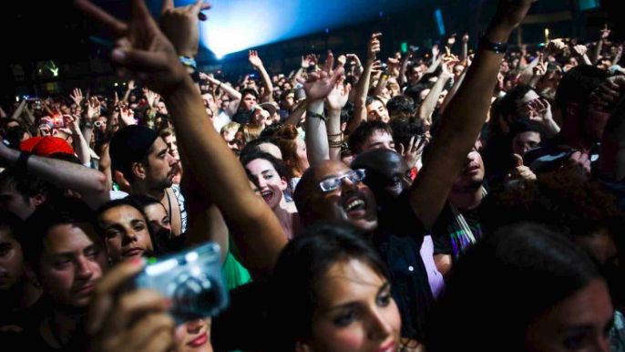 Un grupo de jóvenes disfruta en un festival de música