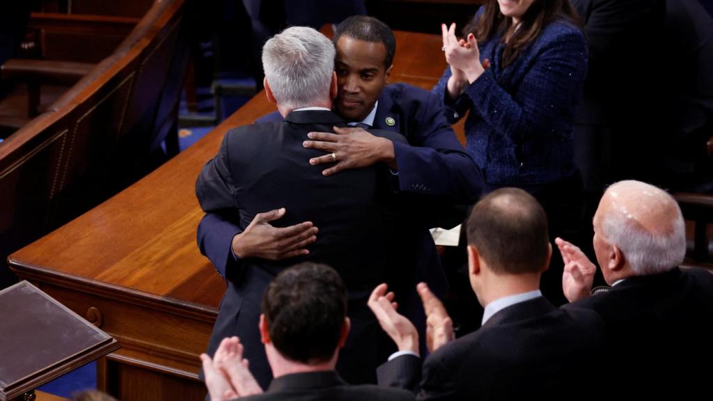 El representante estadounidense John James (R-MI) abraza al líder republicano de la Cámara.