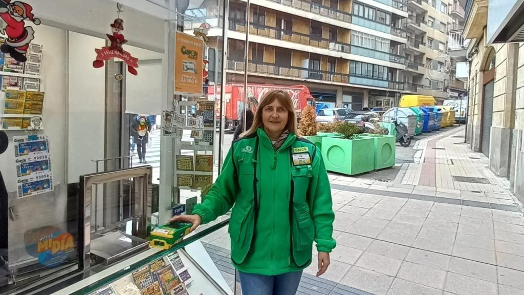 La vendedora de la ONCE Dolores Muñoz Sánchez desde su punto de venta ubicado en el quiosco del Paseo Carmelitas