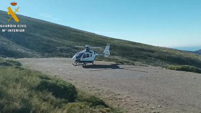 El helicóptero del Grupo de Rescate trabaja en la zona en la que desapareció el montañero, este jueves.