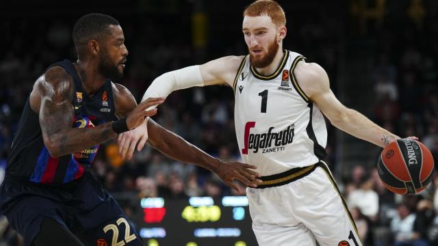 ory Higgins (i) defiende al escolta del Virtus de Bolonia Nico Mannion