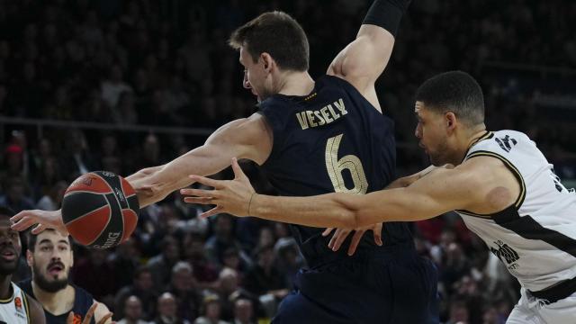 Vesely lucha un rebote en el Barcelona - Virtus Bolonia