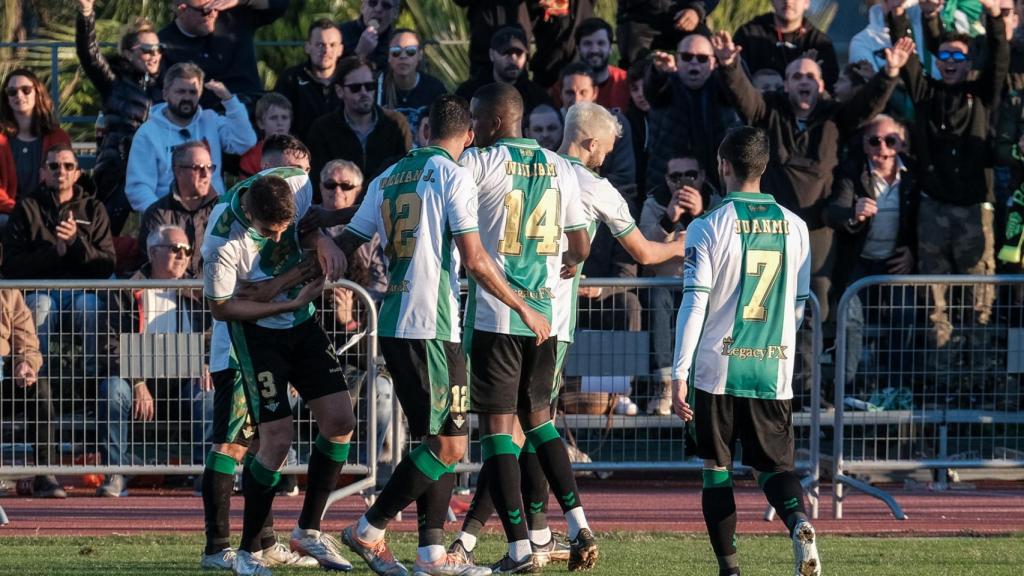 Los jugadores del Betis celebran uno de los goles.