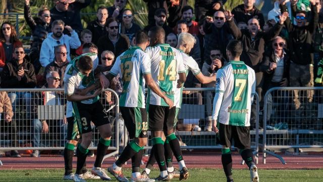 Los jugadores del Betis celebran uno de los goles.