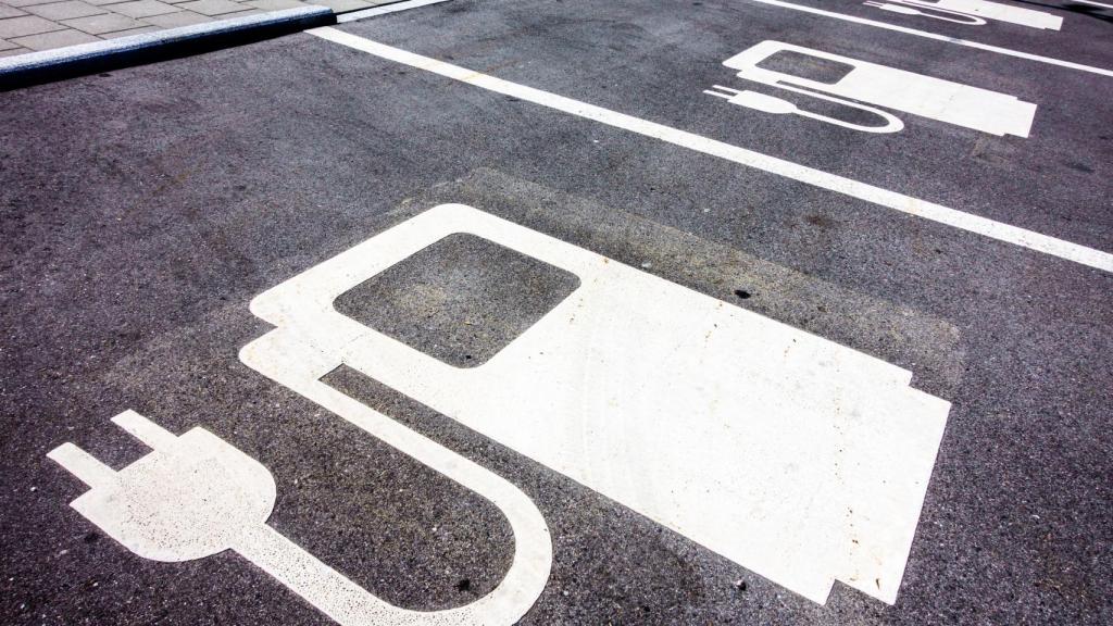 Imagen de archivo de un aparcamiento con fuentes de alimentación para vehículos eléctricos .