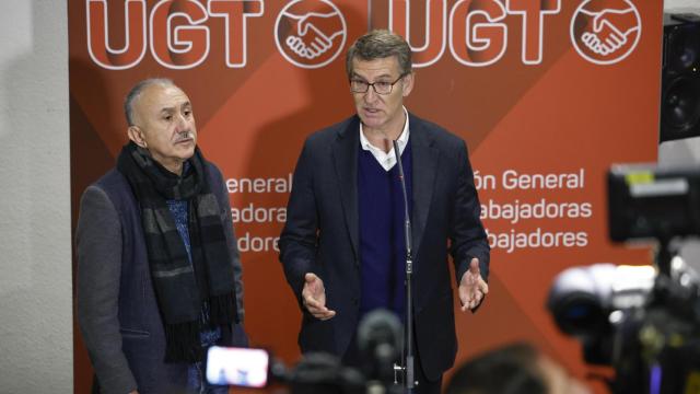 Alberto Núñez Feijóo junto a Pepe Álvarez, este jueves en la sede de UGT.