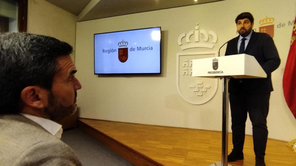 El consejero de Agricultura, Antonio Luengo, este jueves, siguiendo la rueda de prensa del presidente de Murcia, Fernando López Miras.