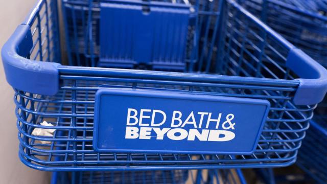 Un carrito de la compra en una tienda de Bed Bath & Beyond de Nueva York.