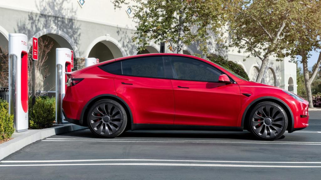Imagen de un coche eléctrico recargando.