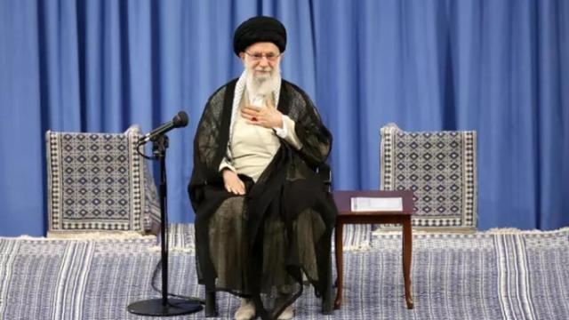 Irán dará una respuesta decisiva a Francia por los insultantes dibujos de 'Charlie Hebdo'