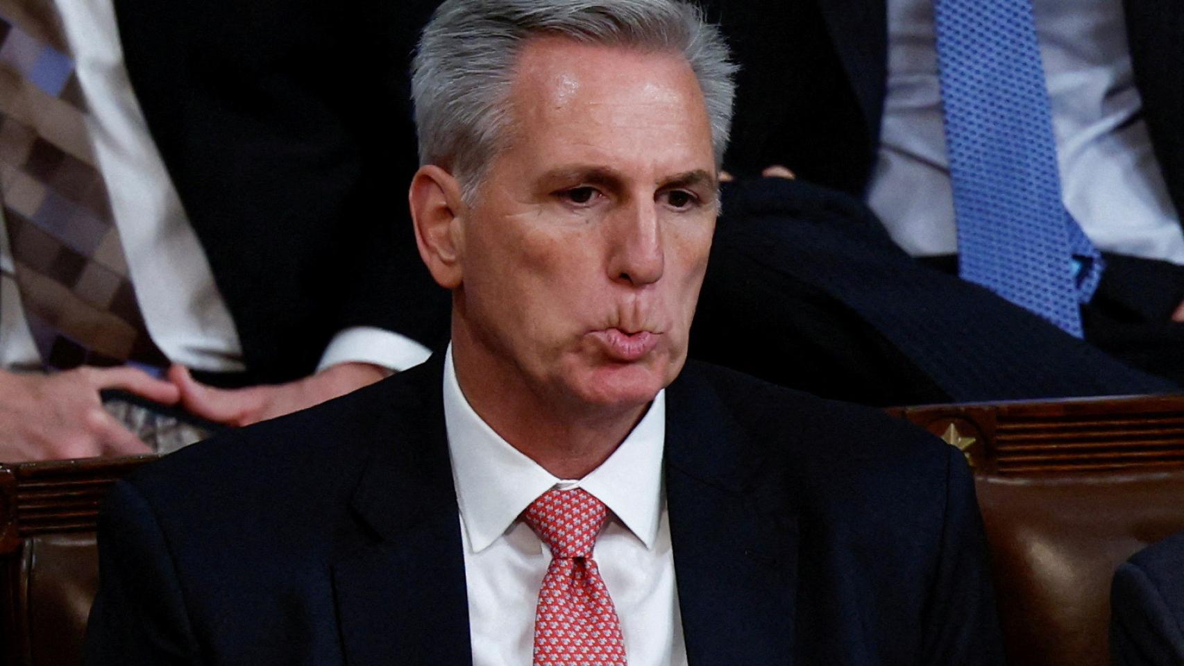 El líder republicano de la Cámara, Kevin McCarthy (R-CA), reacciona cuando la séptima ronda de votación para un nuevo presidente comienza a no seguir su camino en el tercer día del 118º Congreso en el Capitolio de los EE. UU. en Washington.