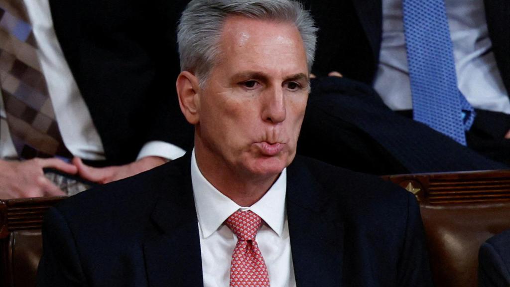 El líder republicano de la Cámara, Kevin McCarthy (R-CA), reacciona cuando la séptima ronda de votación para un nuevo presidente comienza a no seguir su camino en el tercer día del 118º Congreso en el Capitolio de los EE. UU. en Washington.