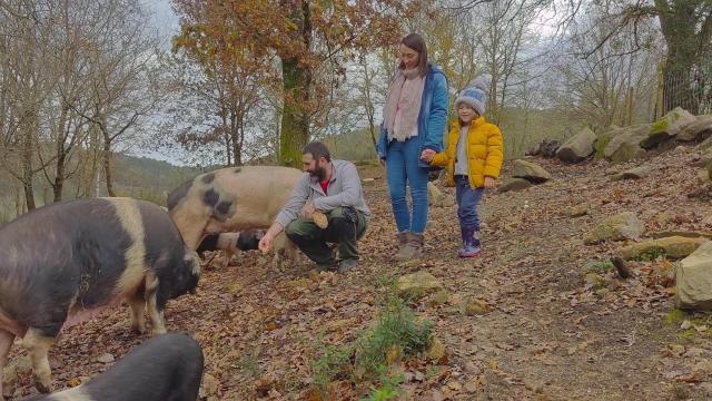 Los responsables de CienPorCel, Martin Touceda y Alba Lombao y su hijo Fiz.