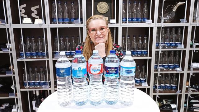 Las 5 aguas minerales del supermercado probadas por Carmen Garrobo, directora de la Escuela Española de Cata.