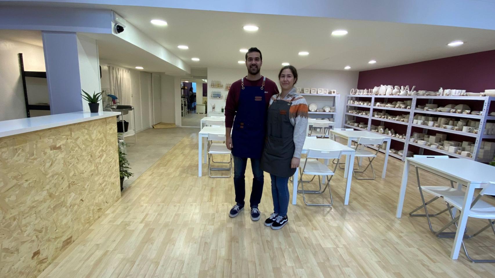 Pedro y Marta, creadores de ‘Pinta tu cerámica’.