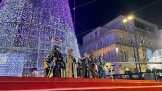 Abel Caballero recibe a los Reyes Magos bajo el árbol de Navidad de la Puerta del Sol.