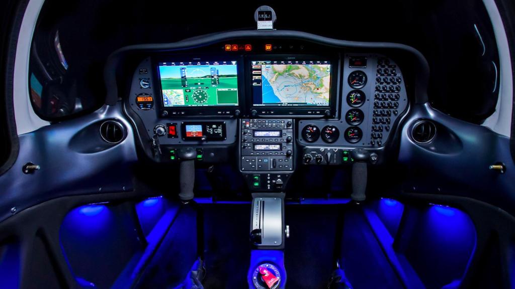Interior de la versión más moderna de la Tecnam P2002 Sierra
