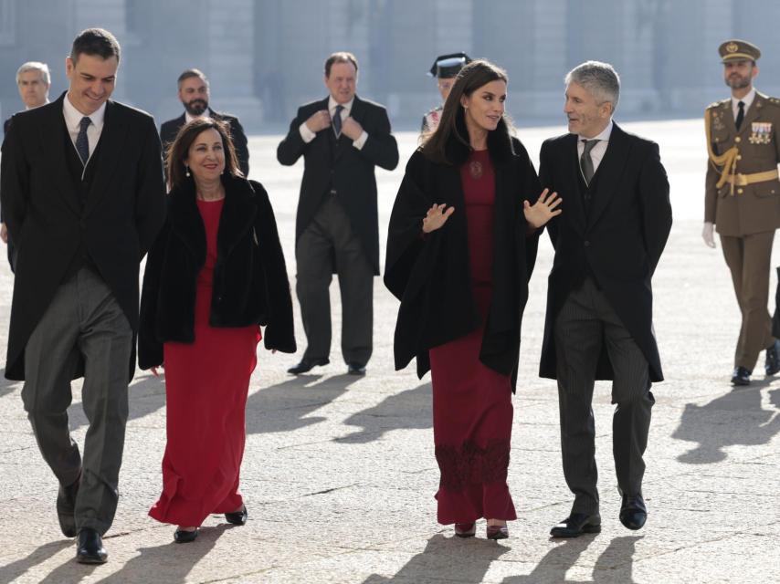 El presidente del Gobierno, la ministra de Defensa, la reina Letizia y el ministro Marlaska.