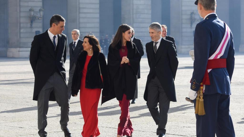 Pedro Sánchez, Margarita Robles, la Reina Letizia y Grande-Marlaska, este viernes ante el Rey Felipe VI.
