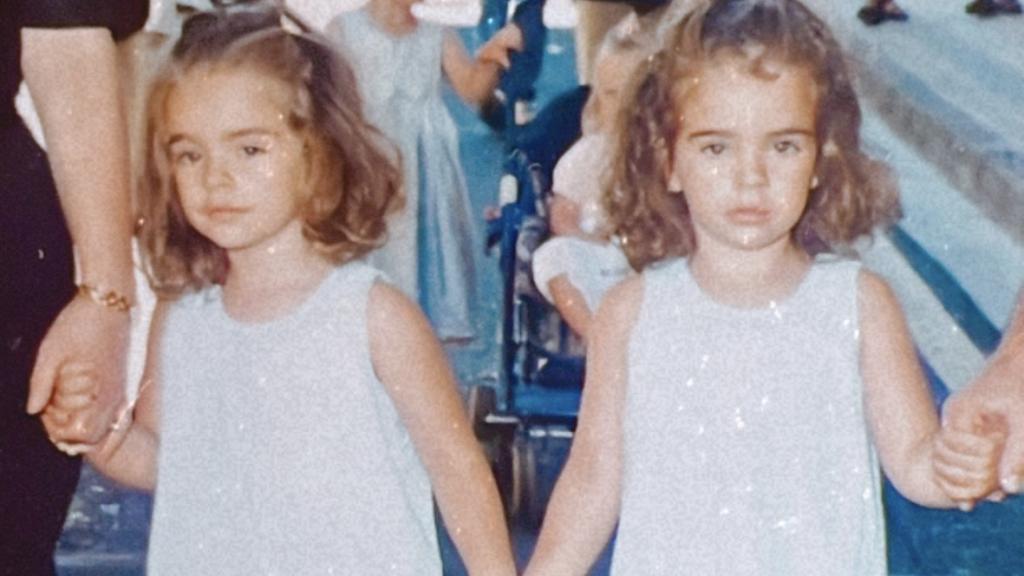 Paula y Aitana, de pequeñitas, de la mano de sus padres.