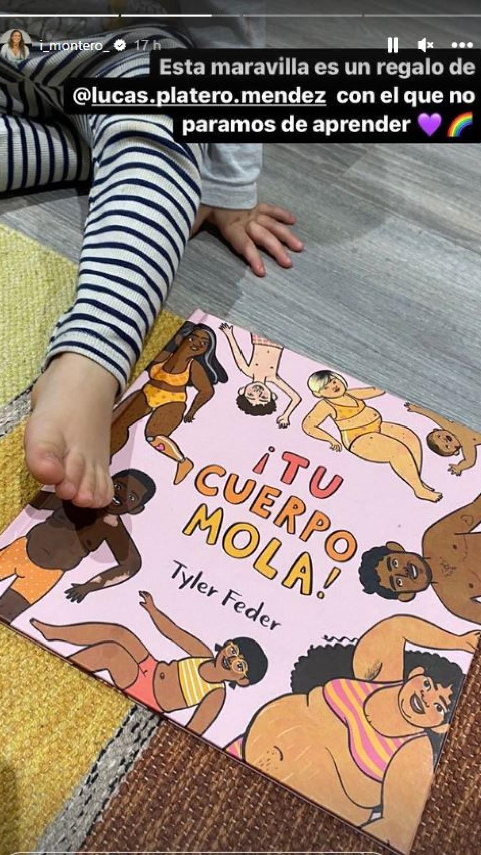 Irene Montero muestra el libro que le han regalado