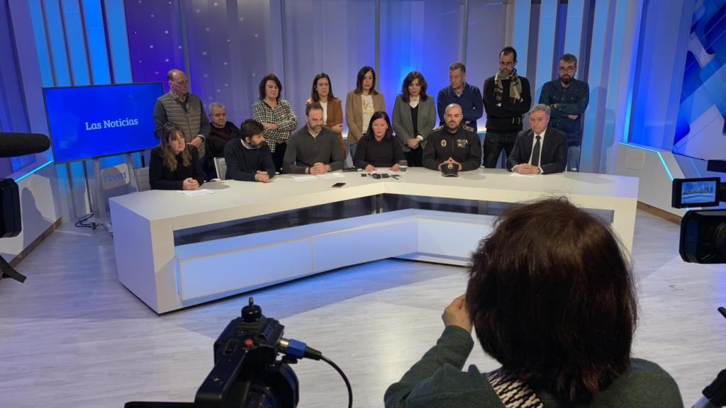La alcaldesa, acompañada por la Corporación municipal, durante la rueda de prensa.