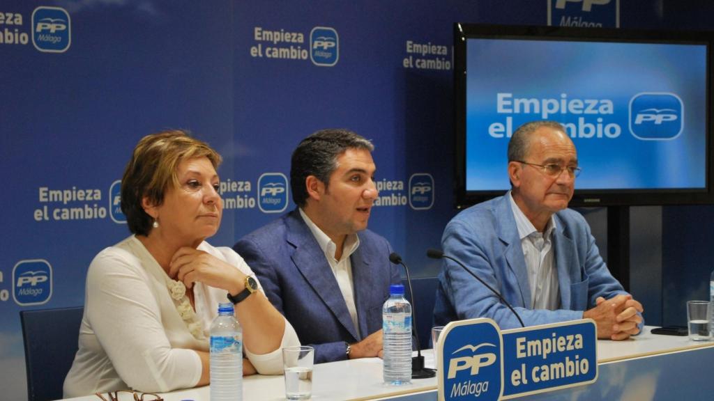 Celia Villalobos, Elías Bendodo y Paco de la Torre, en 2011.