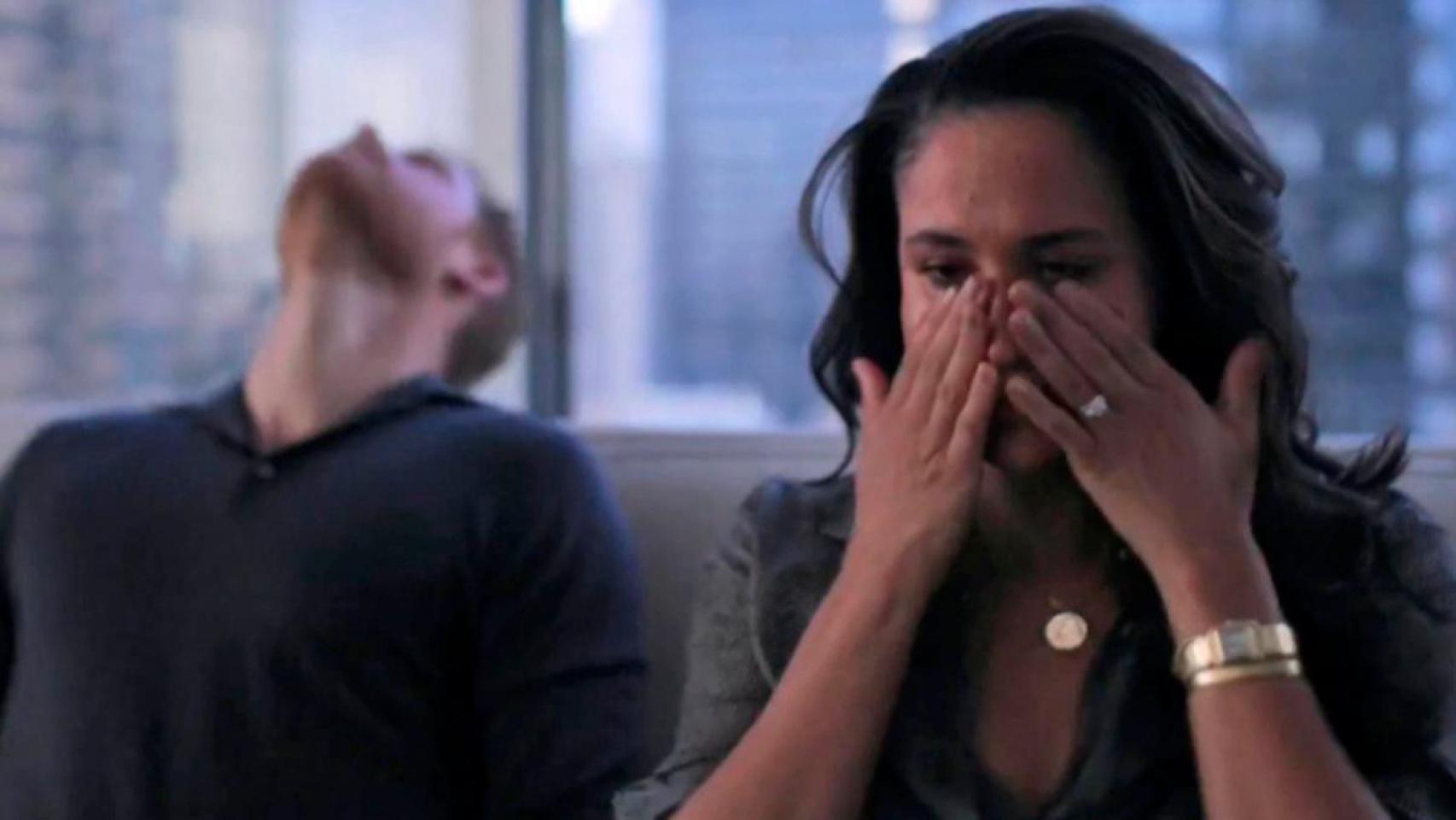 Meghan y Harry en una imagen de su documental, 'Harry & Meghan', de Netflix.