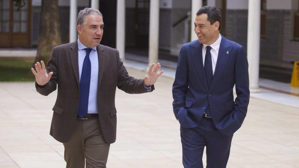 Elías Bendodo y Juanma Moreno el pasado 22 de diciembre, en el Parlamento de Andalucía.
