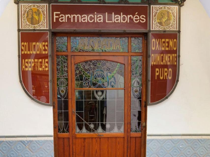 Fachada de la Farmacia Llabrés, cuyas obras de remodelación inaugurarán el jueves los Reyes, en Ciutadella (Menorca).