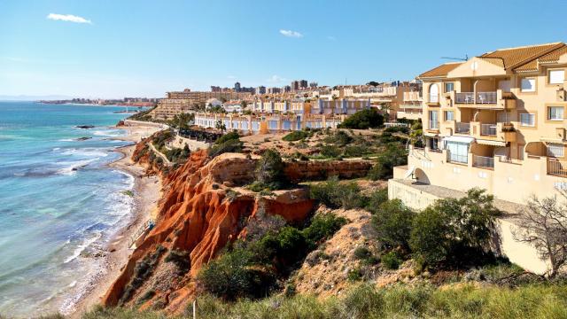 Parte de la costa rocosa de Dehesa de Campoamor, en una imagen de archivo.