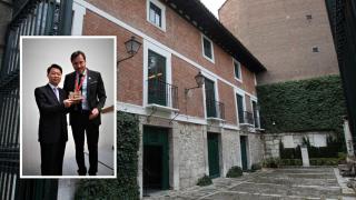 El vicealcalde chino y Óscar Puente junto a la Casa Cervantes de Valladolid.