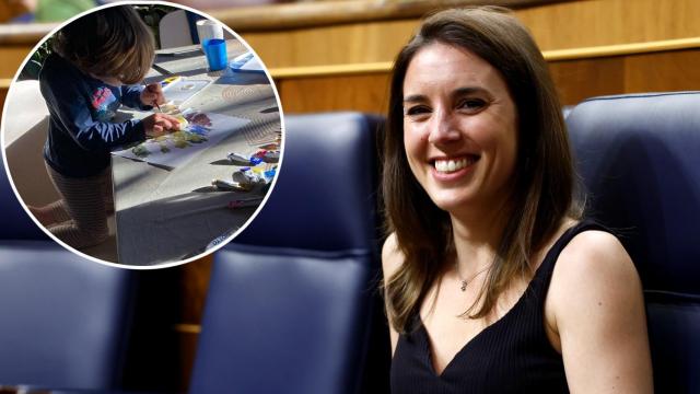 Irene Montero junto a uno de sus hijos en un montaje de El Español.