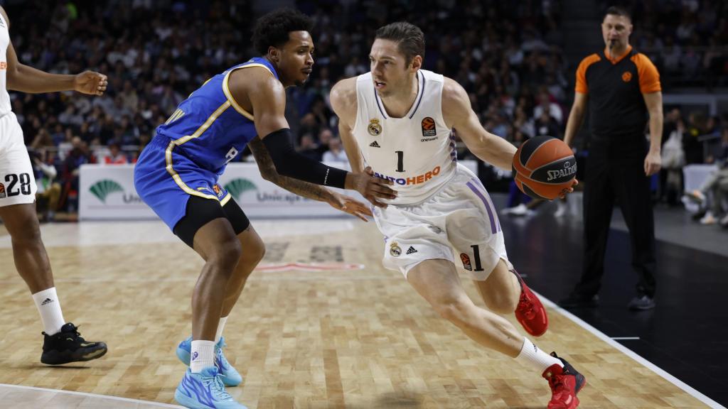 Fabien Causeur intenta una entrada a canasta contra Maccabi