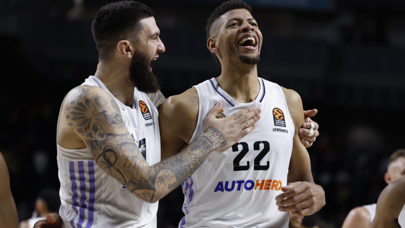 Tavares y Poirier celebran una victoria con el Real Madrid