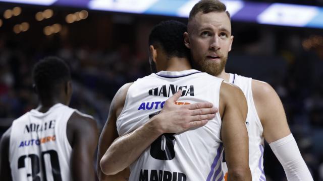 Musa y Hanga se abrazan para celebrar una victoria del Real Madrid