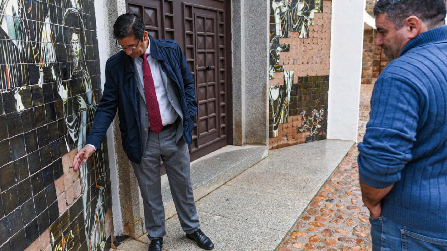 José Manuel Caballero observa el deteriorado mural.