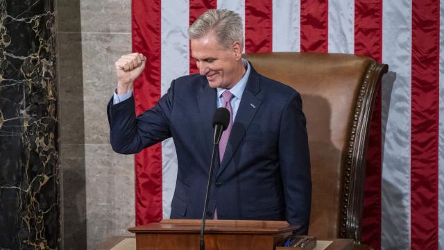 McCarthy, puño en alto, celebra la victoria