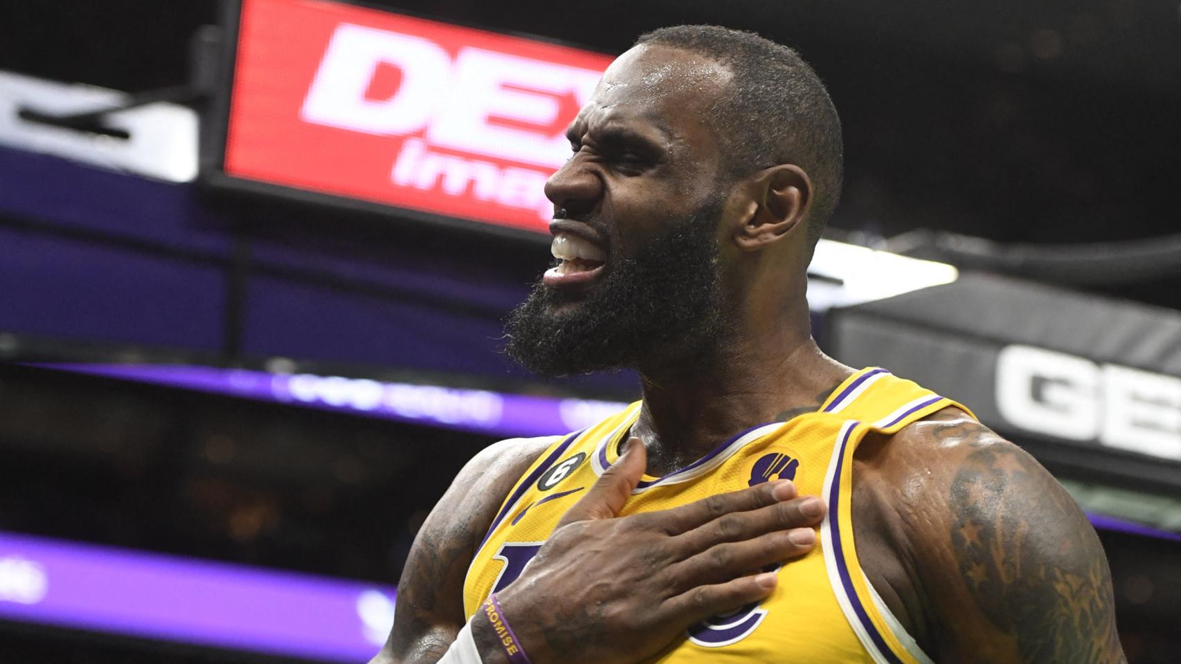 LeBron James celebra una canasta.